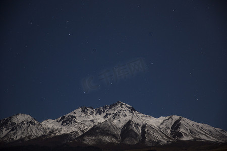 青海景区夜色山脉摄影图