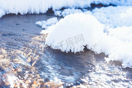 小溪摄影照片_积雪流水冬季小溪摄影图