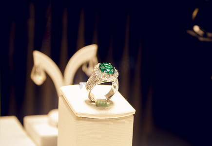 祖母绿钻石宝石戒指饰品摄影图