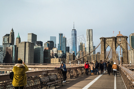 午后漫步布鲁克林大桥摄影图