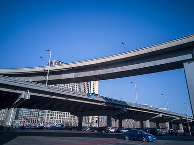 风景马路摄影照片_立交桥下的公路风景图摄影图