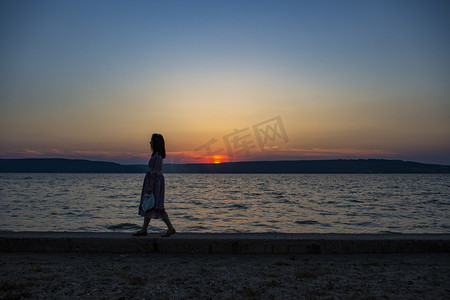 春季踏青艺术字摄影照片_海上的夕阳