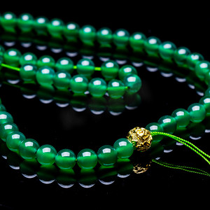 珠宝锆石素材摄影照片_翡翠绿石和金珠串珠首饰摄影图