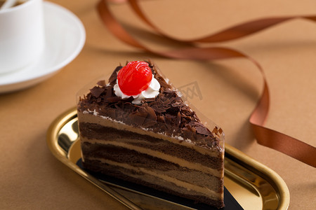 植脂奶油摄影照片_甜点巧克力蛋糕摄影图