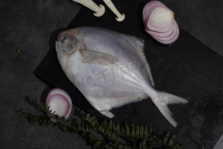 锡纸烤海鲜摄影照片_食品海鲜食物摄影图