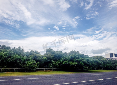 澳洲地图摄影照片_澳洲的蓝天和公路风景摄影图