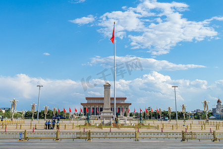 喜迎国庆摄影照片_蓝天白云下的天安门广场摄影图