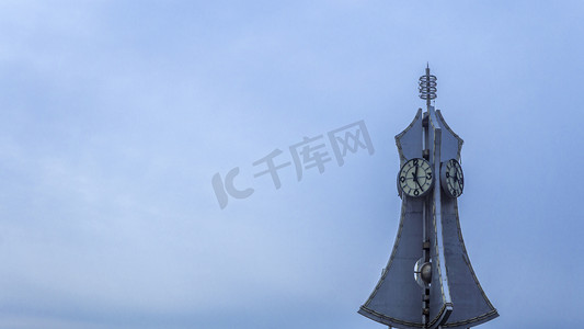 异形党旗摄影照片_地标性建筑之石英钟表楼摄影图