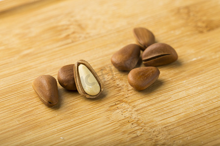 松子摄影照片_食品零食坚果干果松子摄影图