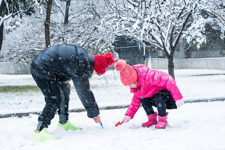 雪地里玩耍的小孩子