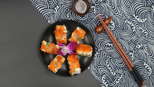 留学生活摄影照片_日式料理寿司卷鱼子酱三文鱼摄影图