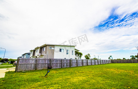 澳洲东南摄影照片_澳洲白色房子栏杆和草地摄影图