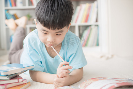 梅西世界杯夺冠摄影照片_男孩看书学习人物开学季