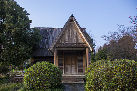 小房子房子摄影照片_公园里的小木屋摄影图