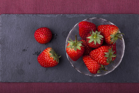 新鲜草莓实摄影图配图 