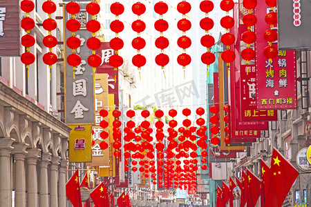 挂满红色灯笼的喜庆街道摄影图
