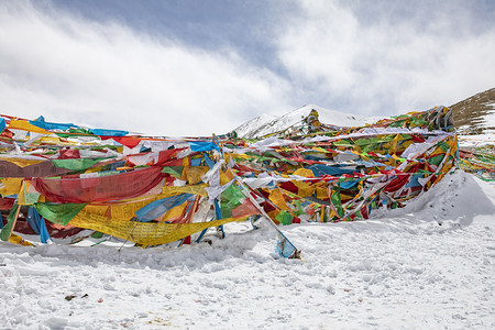 西藏悬挂着五彩经幡摄影图