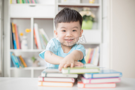 学习玩耍的小孩人物