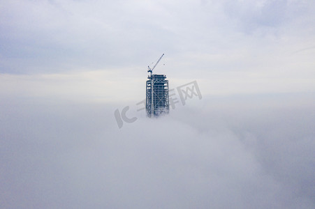 高耸入云的城市建筑摄影图