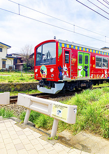日本的彩色卡通列车摄影图