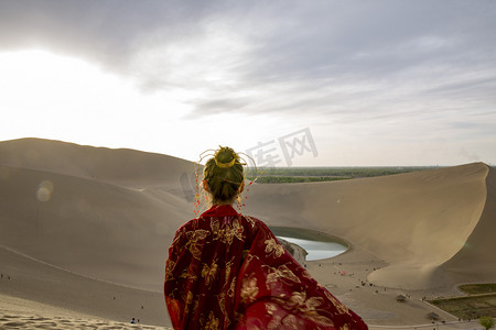 婚纱照古装字体摄影照片_鸣沙山月牙泉风景名胜摄影图