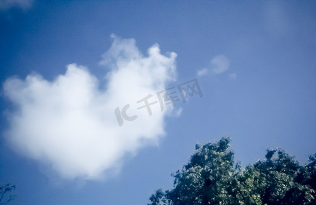 蓝天绿叶爱心形状云朵自然风景摄影图