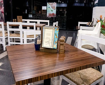 木头碗筷摄影照片_餐厅木头桌子椅子摄影图
