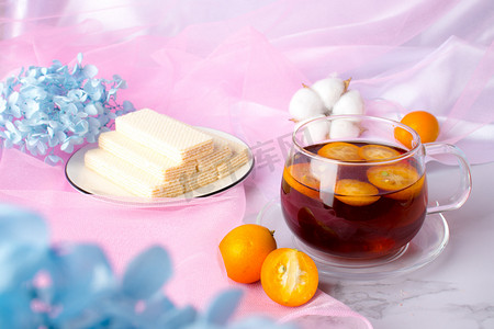 威化饼红茶甜点美食摄影图