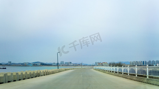 海边马路摄影照片_城市风景之沿海公路摄影图