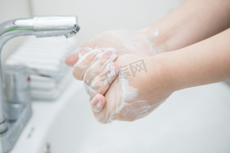 洗手台人摄影图