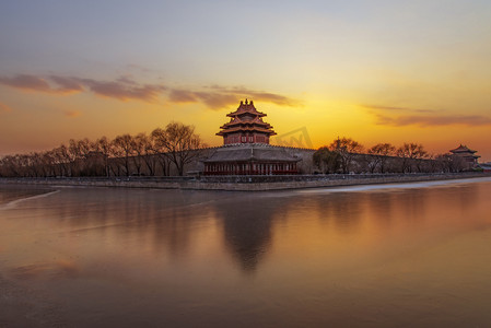 渐起的湖水面摄影照片_北京故宫角楼夕阳风光摄影图