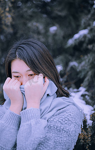 围巾摄影照片_冬天里的戴围巾的女孩