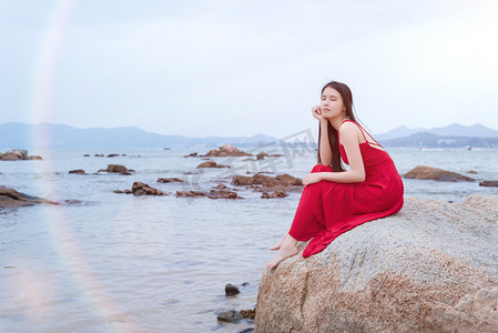 海边红裙少女摄影图