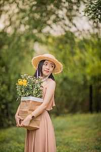 女孩摄影照片_夏天户外抱着鲜花等人的女孩