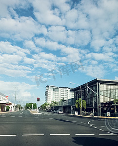 澳洲地图摄影照片_蓝天白云下澳洲街道摄影图
