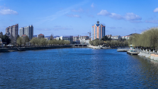 城市系列之水边高楼林立风景图摄影图