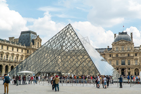 巴黎卢浮宫的玻璃金字塔摄影图