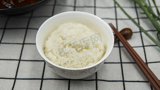 青花瓷光盘摄影照片_食物白米饭摄影图