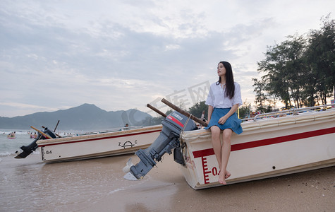 沙滩背影摄影照片_深圳西冲快艇上的少女