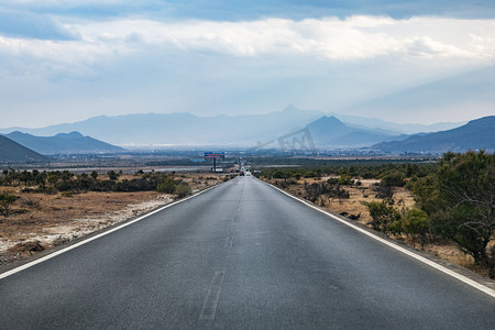 摄影照片_旅游区公路自然风光摄影图