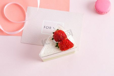 抹茶草莓小三角蛋糕摄影图 