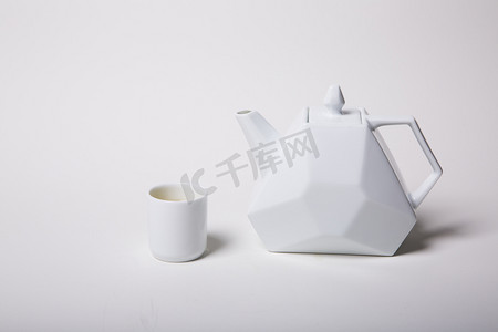 白色茶壶茶杯喝茶