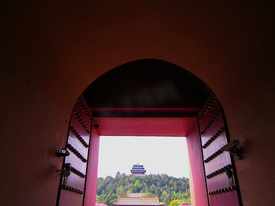 古风中国梦摄影照片_故宫神武门对面的景山公园摄影图