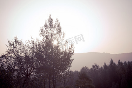 清晨逆光日出远山薄雾摄影图