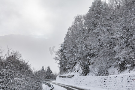 雪山公路云雾摄影图