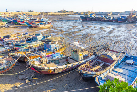 福建泉州摄影照片_惠安海边废旧渔船摄影图
