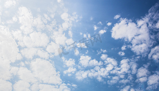 自然风干腊肉摄影照片_蓝天白云天空自然风景摄影图