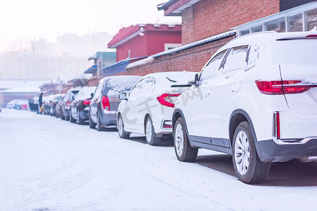 雪后楼房与停放汽车摄影图