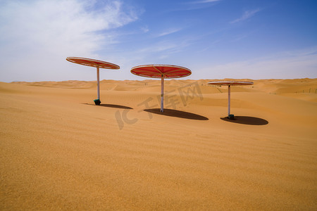 沙漠摄影照片_沙坡头沙漠里遮阴棚摄影图