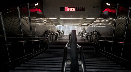 空旷地铁楼梯台阶摄影图